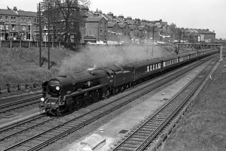 BR(S) Merchant Navy class 35021 'New Zealand Line' at Clapham Cutting, Greater London with the down "Bournemouth Belle" on Tuesday 05 Jun 1962 - J. Scrace [141797]