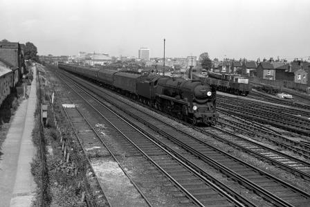 BR(S) Merchant Navy class 35021 'New Zealand Line' at Wimbledon, Greater London with the 3.20pm Waterloo - Weymouth service on Tuesday 11 Jun 1963 - J. Scrace [141799]