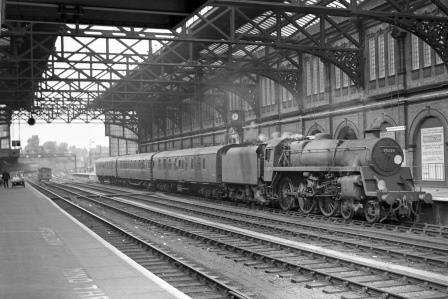 BR Std 4MT class 75079 at Bournemouth Central Station, Dorset with the 3.56pm to Eastleigh on Tuesday 09 Jun 1964 - J. Scrace [142284]