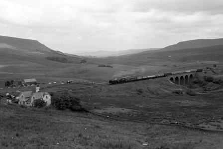BR Britannia class 70013 'Oliver Cromwell' at Moorcock Viaduct, Cumbria on Sunday 11 Aug 1968 - J. Scrace [142297]
