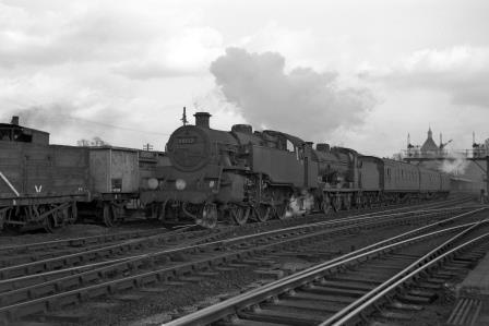 BR Std 4MT class 80137 & BR(S) Q class 30533 at Tunbridge Wells West Station, East Sussex with the 1.39pm to Eastbourne on Monday 05 Feb 1962 - J. Scrace [142548]