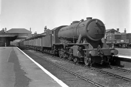 LNER WD class 3059 at New Barnet Station, Greater London with a Southbound Goods on Monday 04 Jul 1949 - J.H.W. Kent [152760]