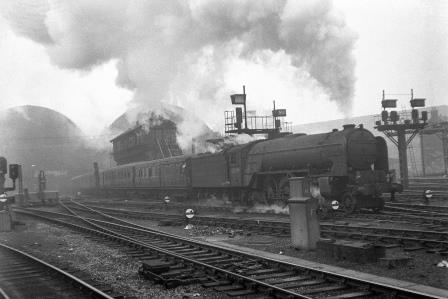 BR(E) A2 class 60530 'Sayajirao' at King's Cross Station, Greater London on Saturday 27 Aug 1949 - J.H.W. Kent [152921]