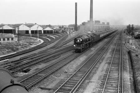 BR(S) Merchant Navy class 35005 'Canadian Pacific' at Durnsford Road, Wimbledon, Greater London with the down "Bournemouth Belle" circa 1959 - D. Esau [155015]