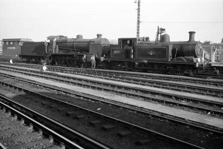 BR(S) U class 31796 & BR(S) E4 class 32500 at Clapham Junction Station, Greater London circa 1959 - D. Esau [155040]