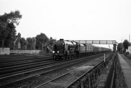 BR(S) Lord Nelson class 30851 'Sir Francis Drake' at Wimbledon, Greater London on Thursday 06 Jul 1961 - D. Esau [155098]