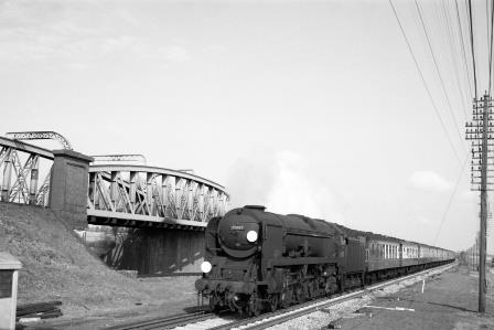 BR(S) Merchant Navy class 35007 'Aberdeen Commonwealth' at Battledown Flyover, Hampshire with the down "Bournemouth Belle" on Thursday 13 May 1965 - D. Esau [155275]