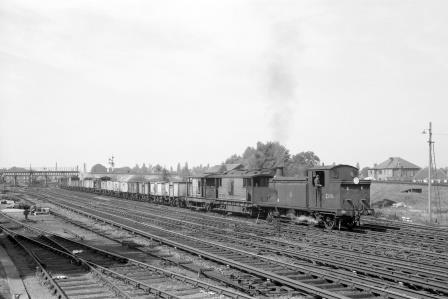 BR(S) E6 class 32416 at Twickenham, Greater London Shunting wagons in the Goods Yard on Monday 28 Aug 1961 - D. Esau [155342]