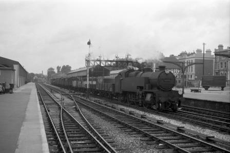 BR(S) W class 31919 at Kensington Olympia Station, Greater London with a Southbound Freight on Tuesday 23 Aug 1960 - D. Esau [155358]