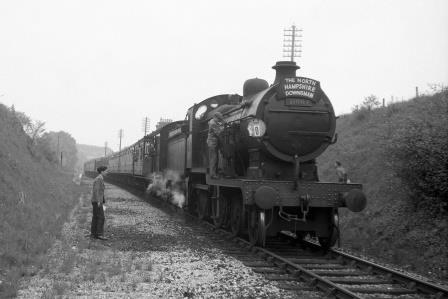 BR(S) E1 class 31067 at Litchfield, Hampshire with the "REC The North Hampshire Downsman" Rail Tour on Sunday 22 May 1960 - D. Esau [155422]