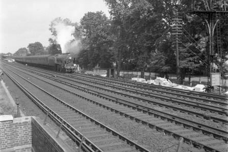 V class at Shortlands, Greater London with a Victoria - Ramsgate line service circa 1959 - D. Esau [155795]
