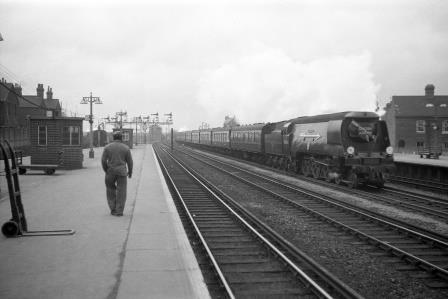 BR(S) Battle of Britain class 34086 '219 Squadron' at Tonbridge Station, Kent with the down "Golden Arrow" circa 1960 - D. Esau [155827]