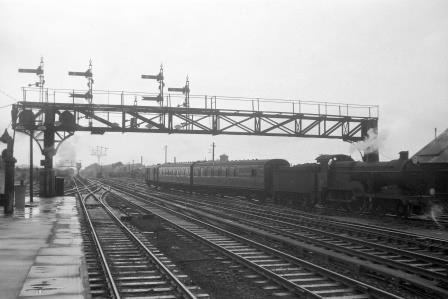 BR(S) D1 class 31487 at Ashford Station, Kent with an up local service on Friday 26 Aug 1960 - D. Esau [155837]