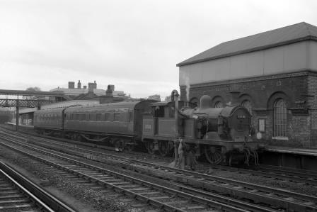 BR(S) H class 31518 at Gravesend Central Station, Kent with a Train from Allhallows - on - Sea on Saturday 30 Sep 1961 - D. Esau [155904]