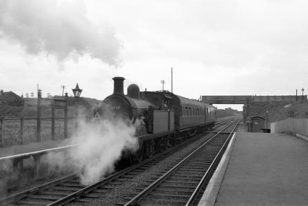 BR(S) H class 31518 at Sharnal Street Station, Kent with a Gravesend Central to Allhallows - on - Sea service on Saturday 30 Sep 1961 - D. Esau [155909]