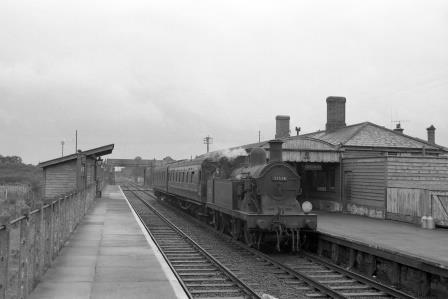 BR(S) H class 31518 at Sharnal Street Station, Kent with an Allhallows - Gravesend service on Saturday 30 Sep 1961 - D. Esau [155910]