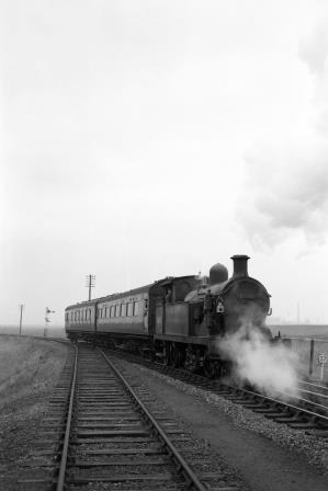 BR(S) H class 31530 at Stoke Junction Halt, Kent with a Gravesend Central to Allhallows - on - Sea service on Saturday 18 Nov 1961 - D. Esau [155920]