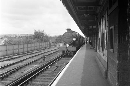 BR(S) L class 31763 at Redhill Station, Surrey with a Redhill to Guildford service circa 1959-1960 - D. Esau [156000]