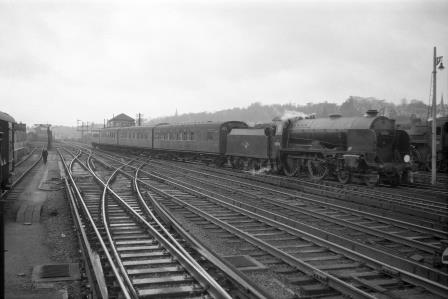 BR(S) Schools class 30916 'Whitgift' at Redhill Station, Surrey with a Tonbridge to Redhill service circa 1959-1960 - D. Esau [156023]