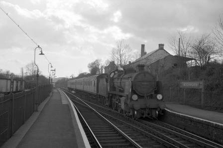 BR(S) N class 31817 at Betchworth Station, Surrey with a Reading to Redhill service on Saturday 31 Mar 1962 - D. Esau [156073]