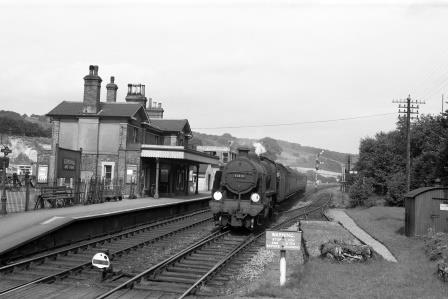 BR(S) U class 31615 at Gomshall and Shere Station, Surrey with a Redhill to Reading service on Wednesday 01 Aug 1962 - D. Esau [156079]