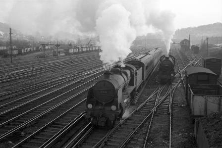 BR(S) U class 31618 & BR(S) S15 class 30842 at Guildford, Surrey with a Redhill to Reading on Wednesday 01 Jan 1964 - D. Esau [156099]