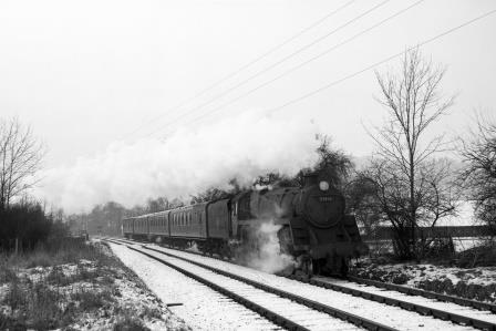 BR Std 5MT class 73113 'Lyonnesse' at Betchworth, Surrey with a Reading to Redhill service on Monday 28 Dec 1964 - D. Esau [156148]