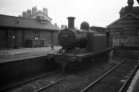 BR(S) E4 class 32509 at Tunbridge Wells West Station, Kent with a Light engine at buffers circa 1960 - D. Esau [156299]
