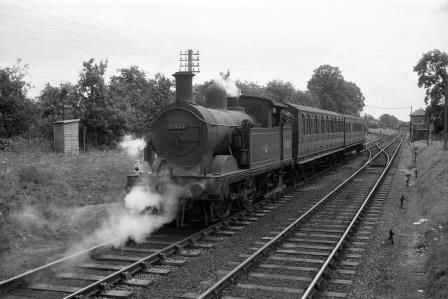 BR(S) H class 31522 at Hurst Green Halt, Surrey with a Train for Tunbridge Wells West on Tuesday 26 Jul 1960 - D. Esau [156303]
