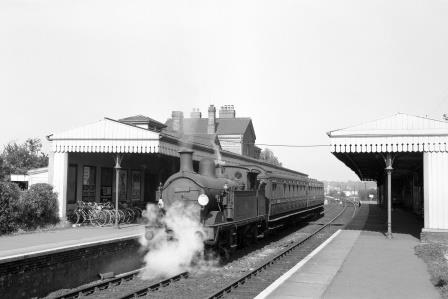 BR(S) H class 31522 at Edenbridge Town Station, Kent with a Tunbridge Wells West - Oxted service on Thursday 31 Aug 1961 - D. Esau [156319]