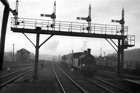 BR(S) H class 31543 at Tunbridge Wells West Station, Kent with a Train from Oxted on Saturday 25 Nov 1961 - D. Esau [156333]