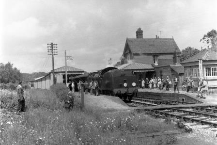 BR(S) Q class 30549 at Midhurst Station, West Sussex with the "West Sussex Downsman" Rail Tour on Sunday 08 Jun 1958 - D. Esau [156600]