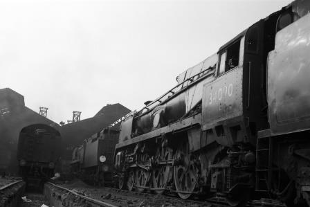 BR(S) Battle of Britain class 34090 'Sir Eustace Missenden, Southern Railway' at Nine Elms Shed, Greater London on Wednesday 24 Jun 1964 - D. Esau [156638]
