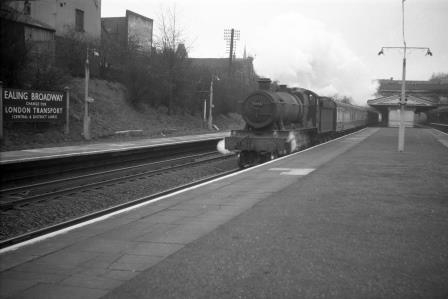 BR(W) Hall class 5956 'Horsley Hall' at Ealing Broadway Station, Greater London with an up service to Paddington service in the 1960s - D. Esau [156846]