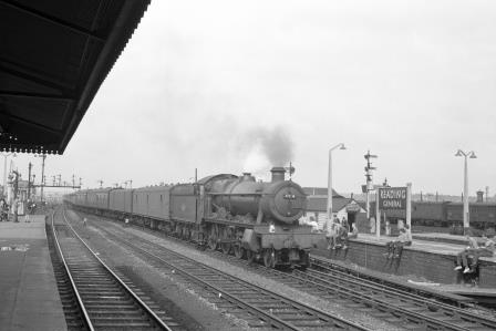 BR(W) Hall class 4914 'Cranmore Hall' at Reading General Station, Berkshire with an up service in Aug 1961 - D. Esau [156861]