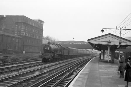 BR(W) Castle class at Royal Oak Station, Greater London with an up service on Monday 16 Apr 1962 - D. Esau [156869]