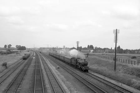 BR(W) Castle class at Iver, Buckinghamshire with a down Express service on Saturday 23 Jun 1962 - D. Esau [156881]