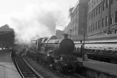 BR(W) Castle class 5056 'Earl of Powis' at Paddington Station, Greater London with the 9.15am Paddington - Worcester service on Saturday 25 Aug 1962 - D. Esau [156896]