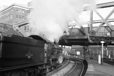 BR(W) Castle class 5056 'Earl of Powis' at Paddington Station, Greater London with the 9.15am Paddington - Worcester service on Saturday 25 Aug 1962 - D. Esau [156897]