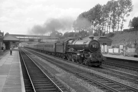 BR(W) King class at Beaconsfield Station, Buckinghamshire with a Birmingham - Paddington service on Monday 15 Aug 1960 - D. Esau [156906]