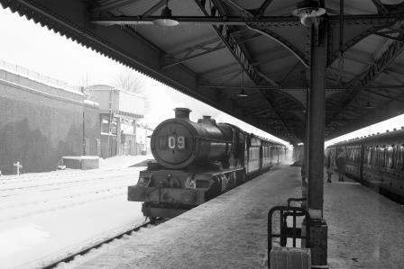 BR(W) King class at High Wycombe Station, Berkshire with a Birmingham - Paddington service on Monday 01 Jan 1962 - D. Esau [156947]