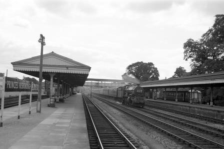 BR(W) King class at Princes Risborough Station, Buckinghamshire with a Paddington to Birmingham on Saturday 25 Aug 1962 - D. Esau [157005]