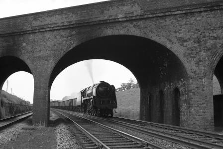 BR 9F class 92001 at Hatton Bank, Warwickshire with a Southbound Freight on Friday 11 Jun 1965 - D. Esau [157057]