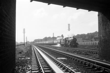 BR(W) Castle class at Goring Troughs, Oxfordshire with a down Express service in the 1960s - D. Esau [157066]
