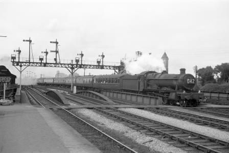 BR(W) Hall class at Oxford Station, Oxfordshire with a Paddington service on Wednesday 27 Jul 1960 - D. Esau [157094]