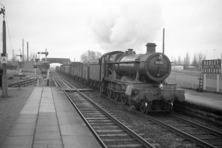 BR(W) Hall class 5974 'Wallsworth Hall' at Radley Station, Oxfordshire with an up Freight service on Saturday 11 Feb 1961 - D. Esau [157098]