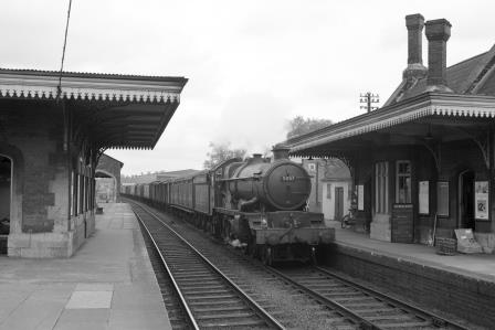 BR(W) Castle class 5057 'Earl Waldegrave' at Culham Station, Oxfordshire with an up parcels service on Wednesday 13 Jun 1962 - D. Esau [157123]