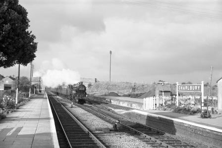 BR(W) Castle class at Charlbury Station, Oxfordshire with a Paddington service on Saturday 20 Oct 1962 - D. Esau [157156]