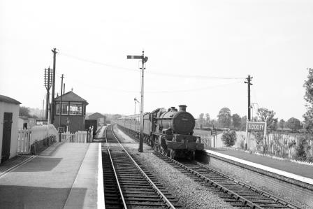 BR(W) Castle class 7004 'Eastnor Castle' at Blockley Station, Gloucestershire with a Paddington service on Tuesday 04 Jun 1963 - D. Esau [157173]