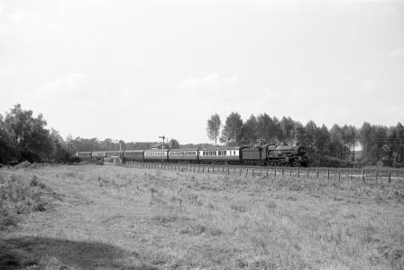 BR(W) Castle class near Newbury, Berkshire with an up Express service in the 1960s - D. Esau [157239]